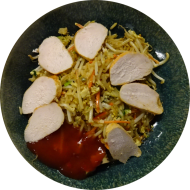 Grillabend: Bratreispfanne mit Chinagemüse, Hähnchen und Röstzwiebeln (2,15,18,54,81) mit süß-scharfem Asia-Dip (9,63)