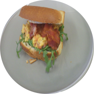 Frühstück in der Cafete⁵⁵: 'Egg Drop Sandwich' Einback mit Bacon und Rührei dazu 1 Heißgetränk 0,2l (2,3,15,19,81)(11,19)