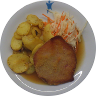 Kleines Jägerschnitzel (2,3,8,15,21,22,51,81) an Bratenjus dazu Bratkartoffeln und Salatgarnitur