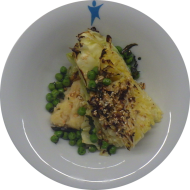 Kleine Portion: Gebackener Ofenspitzkohl mit 'Dukkah' (Topping aus Sesam, Haselnüssen, Sonnenblumenkernen, Koriander, Chili und Gewürzen) auf Bohnenpüree dazu Minz-Erbsen (23,72)