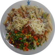 Pastabar (81) mit Tomaten-Basilikum-Soße (62,81) oder Champignon-Senf-Soße (19,22,62,63,81) dazu geriebener Gouda (19) oder Reiberei (1) und buntes Gemüse