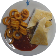 Teriyaki-Beef-Wrap mit marinierten Rindfleischstreifen, Sesam, Tomate, Gurke und Eisbergsalat (2,9,18,23,52,81) dazu Twister Pommes (81)