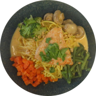 Curry-Mienudel-Bowl mit Hähnchen, Möhren, Brokkoli, Erdnüssen und Koriander (17,18,54,62,81)