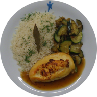 Gefüllte Poulardenbrust mit Ricotta, Hartkäse und getrockneten Tomaten (3,15,19,24,54,81,83) dazu geschmortes Zucchinigemüse und gebutterter Reis (19)