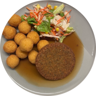 Schnitzelabend: Falafelschnitzel (81) an Bratensoße (81) dazu Kartoffelbällchen (81) und Salatgarnitur