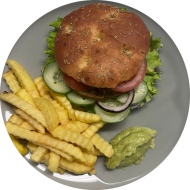Sie können aus 5 verschiedenen Burgervariationen wählen. Heutige Tagesempfehlung: Edamame-Burger mit Guacamole, Knoblauch und Lollo Bionda (3,18,22,49,81) dazu als Menüoption Pommes und House-Dip (9,22)