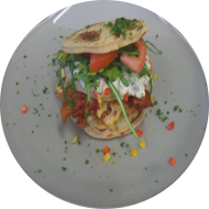 Frühstück in der Cafete⁵⁵: 'Pancake Hightower' - frisches Rührei mit Bacon und einer Gemüsecreme geschichtet zwischen Pancakes (2,3,8,15,19,81,84), dazu ein Heißgetränk 0,2l nach Wahl (11,19)