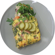 Frühstück in der Cafete: 'Bauernfrühstück' - herzhafte Bratkartoffeln mit Zwiebeln und Wurst und gestocktem Ei (1,2,3,8,15,19,21,22,46,51,53) dazu 1 Heißgetränk 0,2l