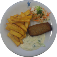 Hackrolle mit fruchtiger Tomatenfüllung (22,81,84) an Sojaziki (3,18,49) dazu Steakhouse Pommes und kleiner Weißkrautsalat mit Lauchröllchen