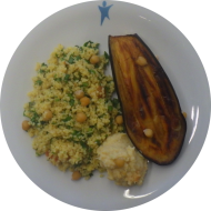 Gegrillte Aubergine mit Pastinaken-Hummus, Kichererbsen und Petersiliensalat (23,62,81)