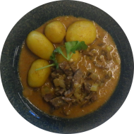 Rindfleischcurry 'Indische Art' mit Joghurt, Knoblauch, Fenchel und Kokosmilch (19,49,52,62) dazu Currykartoffeln (63)