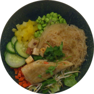 Bunte Asia Bowl mit Glasnudeln, Mango, Gurke, Edamame, Römersalat, Möhre und Sprossen (2,18,23,81) on Top marinierte Tofuwürfel (2,18,49,62) und eine kleine Frühlingsrolle mit Gemüse (21,81)