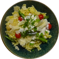 Wellenbandnudeln mit frischen Spargel und Kirschtomaten in Pesto-Sahnesoße, dazu ital. Hartkäse (15,19,81)