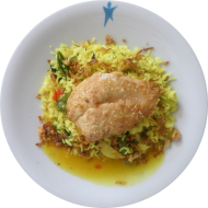 Mariniertes Hähnchenbrustfilet 'Thai Sweet' (18,54,81) dazu gebratener Eier-Reis mit Gemüse und Knoblauch (3,15,21,49)