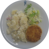 Hausgemachtes Blumenkohl-Käse-Medaillon (1,3,21,81) dazu Kartoffelsalat nach 'Hausfrauen Art' (9,22,62) und Salatgarnitur