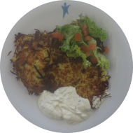 Hausgemachte Mozzarella-Lauch-Kartoffelrösti (2,3,15,19,24,81) mit Creme fraiche-Dip (19) dazu bunter Salatmix 