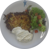 Kleine Portion: Hausgemachte Mozzarella-Lauch-Kartoffelrösti (2,3,15,19,24,81) mit Creme fraiche-Dip (19) dazu bunter Salatmix 