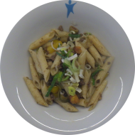 Diversity-Day: Kleine Portion: 'Picadillo' - Brasilianische Rinderhackfleischpfanne mit Oliven, Tomaten, Paprika, Nudeln und Apfelstückchen (3,24,52,62,81) 