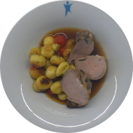Schweinemedaillons in Kräutermarinade (51) auf gebratenen Gnocchis mit Basilikum und Kirschtomaten (15)