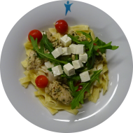Pastaabend: Bandnudeln mit Rucola, Tomaten, Hirtenkäse und Hähnchen (15,19,54,62,81)