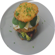 Frühstück in der Cafete⁵⁵: 'Rösti-Burger' - Knusprige Röstis treffen hausgemachten Avocadotatar, Bacon, Camembert und ein Setzei (2,3,15,19) dazu ein Heißgetränk 0,2l (11,19)