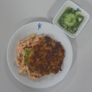 Hausgemachtes Schweineschnitzel Cipolla in Zwiebelpanade (51,81,83) dazu italienischer Nudelsalat (9,15,62,81) und kleiner Gurkensalat mit Dill