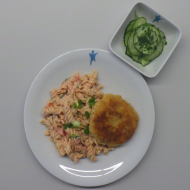 Hausgemachtes Kartoffelschnitzel (15,19,62,72,81,84) dazu italienischer Nudelsalat (9,15,62,63,81) und kleiner Gurkensalat mit Dill