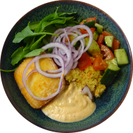 Marokkanische Couscous Bowl mit gebackenem Grillkäse, Spinat, roten Linsen, Gurken und Tomate (19,23,81)