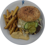 Cheese Burger mit Tomaten, Eisberg, Zwiebeln, Gurke und Dip (1,2,9,15,19,22,52,81) dazu Rustico frites (62)