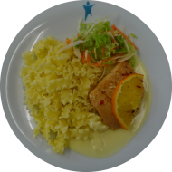 Wildlachsfilet in Chili-Orangen-Marinade (3,16,19,49,81) dazu Zitronenbuttersoße (8,15,19) und Wellenbandnudeln (15,81) mit Salatgarnitur