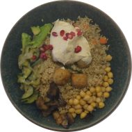 Orientalische Falafel-Bowl mit Couscous, Kichererbsen, Avocado, Röstgemüse und Granatapfel (3,22,23,81)