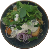 Marokkanische Couscous-Bowl mit frittiertem Grillkäse, Spinat, roten Linsen, Gurken und Tomate (19,23,49,81)