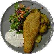 Paniertes Kabeljaufilet gebacken (16,81) an Tatarensoße (15,22) dazu Bratkartoffeln und Salatgarnitur