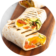 Chicken-Kebab-Wrap mit Hähnchenstreifen,Rotkohl, Weißkohl,Zwiebelringen und Kräutersoße (19,48,81) dazu Pommes frites