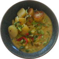 Steckrüben-Bohnen-Paprika-Curry mit geschwenkten Chilikartoffeln (18,81)