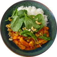 Cremiges Hähnchencurry mit Kichererbsen, Babyspinat und Cashews (3,74) dazu Reis
