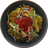 Bratreispfanne mit Putenstreifen, Paprikastreifen, Curry und Mungosprossen (2,15,18,81) an Süß-scharfem Asia Dip (9)
