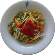 Kleine Portion: Bratreispfanne mit Putenstreifen, Paprikastreifen, Curry und Mungosprossen (2,15,18,81) an Süß-scharfem Asia Dip (9)