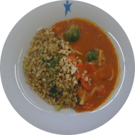 Rotes Curry mit Rosenkohl, Möhren, Kokosmilch und Cashewkernen (74), dazu gebratener Sommerweizen mit Porree (81)