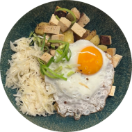 Tiroler V-röstl mit Tofuwürfeln, frischer Petersilie und Spiegelei (15,18) dazu deftiger Krautsalat