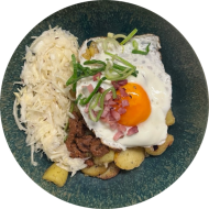 Tiroler Gröstl mit Rindfleisch, Petersilie, Speckstreifen und Spiegelei (2,3,15) dazu Salatgarnitur