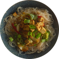 Chop Suey mit gebratenem Tofu, Knoblauch, Ingwer und buntem Gemüse (2,18,23,49,62,81) dazu Glasnudeln (2,18,81)