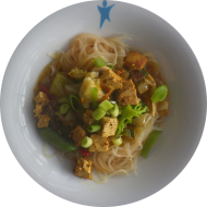 Kleine Portion: Chop Suey mit gebratenen Tofu, Knoblauch, Ingwer und buntem Gemüse (2,18,23,49,62,81) dazu Glasnudeln (2,18,81)
