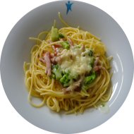 Pasta(81) mit Brokkoli-Schinken-Soße (2,3,8,15,19,51,81) oder 'Sauce Napoli' (62,81) dazu geribener Gouda oder Reiberei (1)