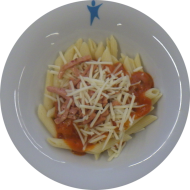 Kleine Portion: Makkaroni mit Jagdwurststreifen (1,2,3,8,22,46,51,62,81) an Tomaten-Kräuter-Soße (62,81) dazu geriebener Gouda (19)