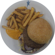 Burger 'Chili-Cheese' mit Rindfleischpatty, Bacon, roter Zwiebel, Tomate, Gewürzgurke und Peperoni (1,2,3,9,19,22,23,81) dazu Rustico frites