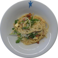 Kleine Portion: Spaghetti 'Mykonos' mit Tomaten, Hirtenkäse, Oliven und gehobeltem Hartkäse (3,15,19,24,47,81)
