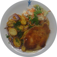 Hausgemachtes Schweineschnitzel 'Braumeister' mit Schinken-Käse-Füllung (2,3,8,15,19,81) an Thymianjus dazu Bratkartoffeln und Salatgarnitur