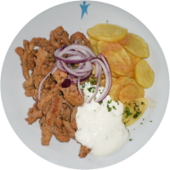 Pfannengyros mit roten Zwiebeln (49) mit hausgemachtem Zaziki (19,49) dazu gebackene Kartoffel-Chips und Garnitur 