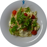 Pastaabend: Farfalle mit Putenbruststreifen, Sesam, Chili und Rucola (23,49,81) mit Käserahmsoße (1,19) und geriebenem Gouda (19)